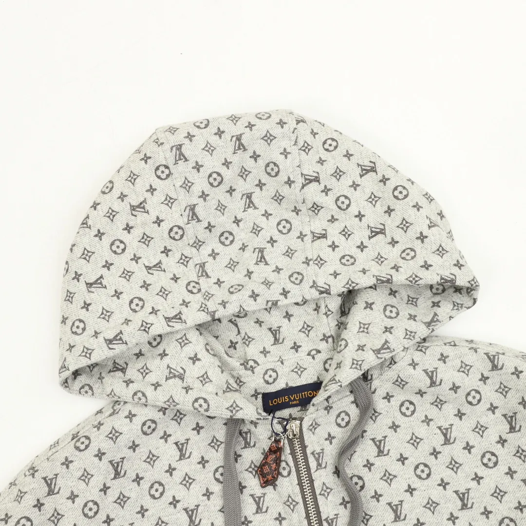 🅿️570 Louis Vuitton/Louis Vuitton presbyopia all-over printed zipper jacket. Purchase the original version and have it printed immediately. The fabric is made of custom densely spun technical fabric that is light and thin, and the upper body is silky and breathable. Infrared positioning cutting, workwear-style windbreaker design, the upper body is invincible and versatile. All details are customized and developed, and all hardware and accessories are restored to ZP. Size：XS-L